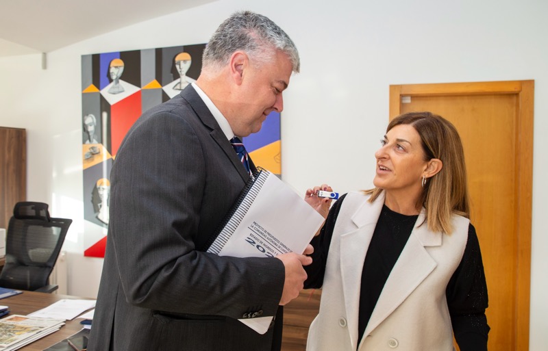 El consejero de Economía entrega a la presidenta Buruaga el proyecto de Presupuestos de Cantabria para 2025 antes de comenzar la reunión del Consejo de Gobierno (Foto: Nacho Romero)