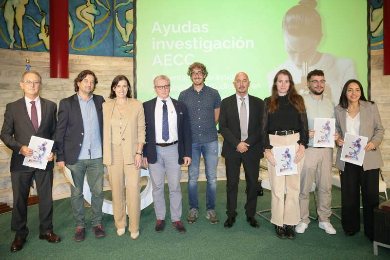 Foto de familia de las autoridades y los investigadores presentes en el acto de la AECC (Foto: Nacho Romero)