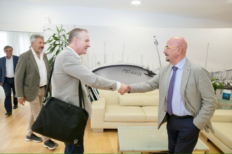 Pascual (derecha) saluda al director de la Fundación Racing antes de la reunión. (Foto: Nacho Romero)