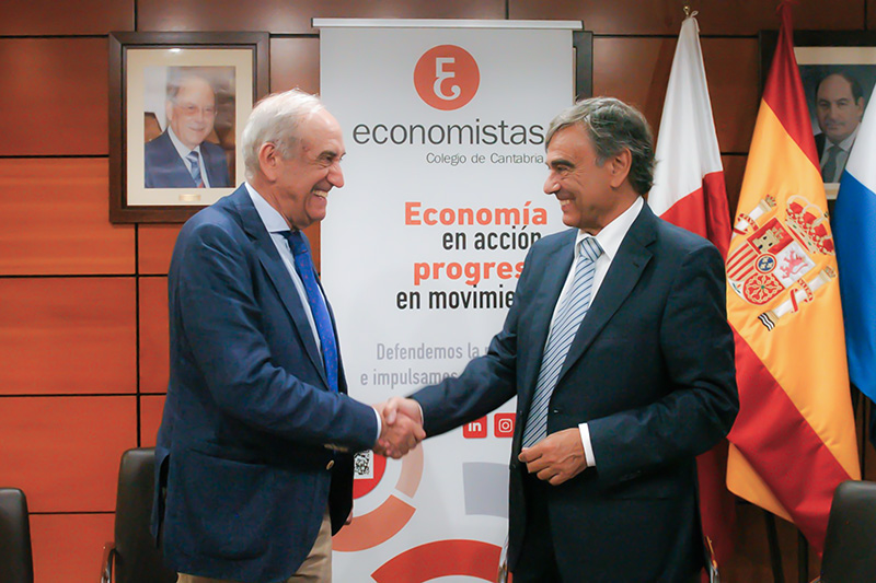 De izquierda a derecha de la imagen, Fernando García y José Francisco Díaz, durante la firma del convenio (Foto: Colegio de Economistas de Cantabria)