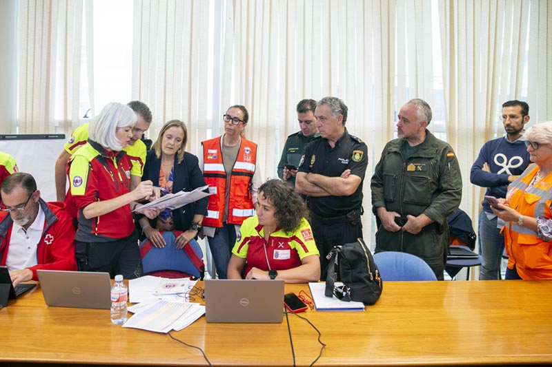 La consejera de Presidencia y Seguridad, con los efectivos que participan en el simulacro en Valdecilla (Foto: Nacho Romero)