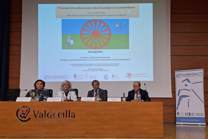 La directora general de Salud Pública, la gerente del HUMV, el gerente de la Fundación Marqués de Valdecilla, y el presidente de la Plataforma Romanes. FOTO: Fundación Marqués de valdecilla