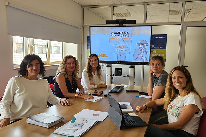 De izquierda derecha: Ana Martínez, directora de la GAP; Marta Gómez, responsable de formación de la GAP; Carmen Secades y Verónica García, de la Escuela Cántabra de Salud, y Patricia Corro, subdirectora de Cuidados, Formación y Continuidad Asistencial del SCS (Foto: Gobierno de Cantabria)