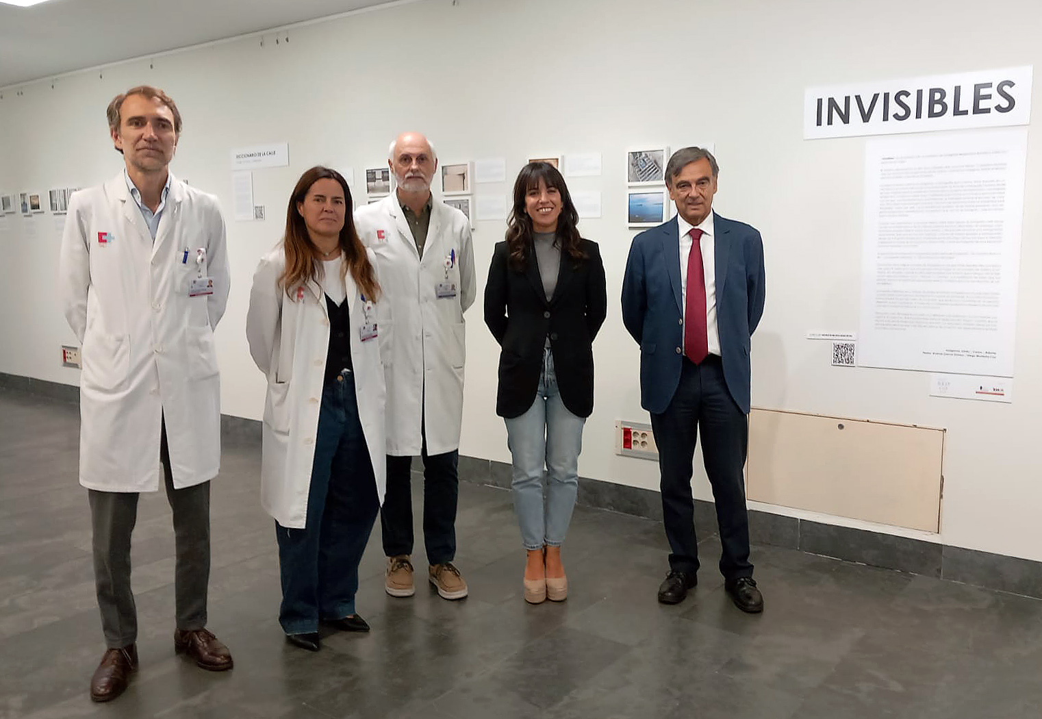 El director médico del HUMV, Ramón Herrería; la directora de Control y Seguimiento del HUMV, Elena Castillo; el director de Enfermería del HUMV, Luis Mariano; la gerente de la Asociación Nueva Vida, Beatriz García y el gerente de la Fundación Marqués de Valdecilla, José Francisco Díaz. (Fotografía: Gobierno de Cantabria)