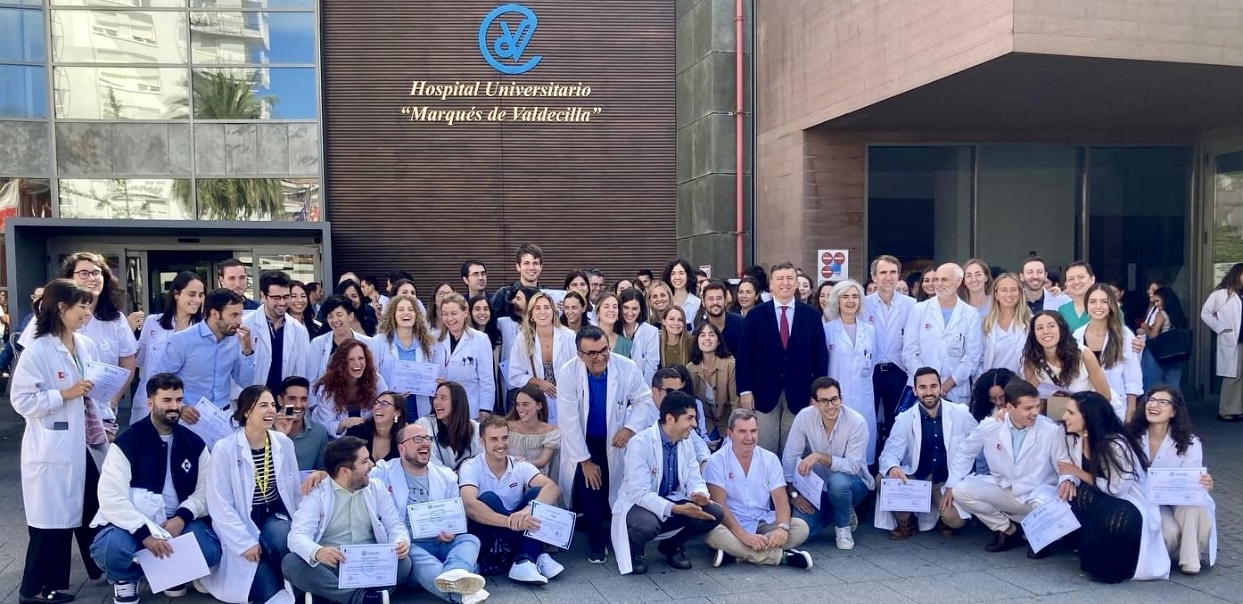 Foto de familia de los residentes que han finalizado este año su formación en Valdecilla (Foto: Hospital Valdecilla)