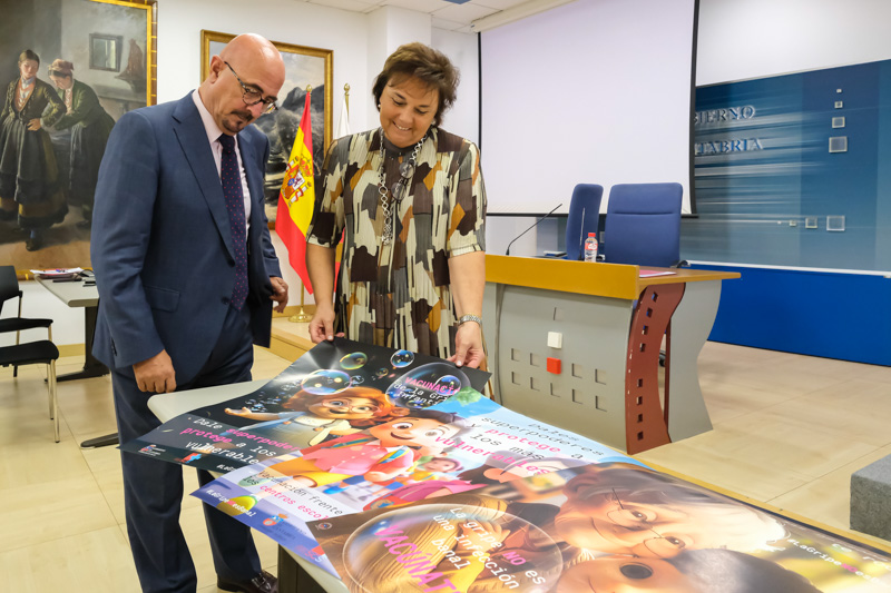 César Pascual e Isabel de Frutos con los carteles promocionales de la campaña de vacunación. (Foto: Raúl Lucio)