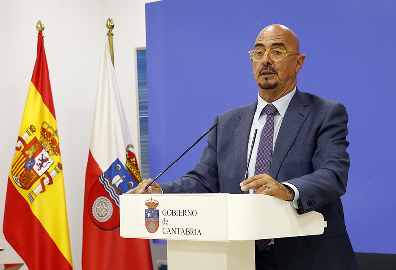 El consejero de Salud, César Pascual, informando sobre el traslado de las consultas. (Foto: Lara Revilla)