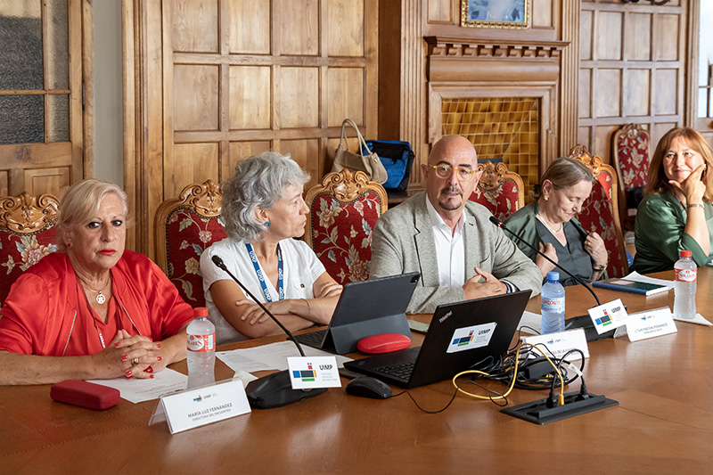 El consejero de Salud durante su intervención en la apertura del curso en la UIMP. FOTO: José Cavia