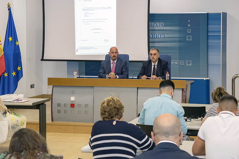 Los consejeros de Salud, César Pascual, y de Fomento, Roberto Media, en la presentación del decreto de ayudas (FOTO: Archivo/Oficina de Comunicación)