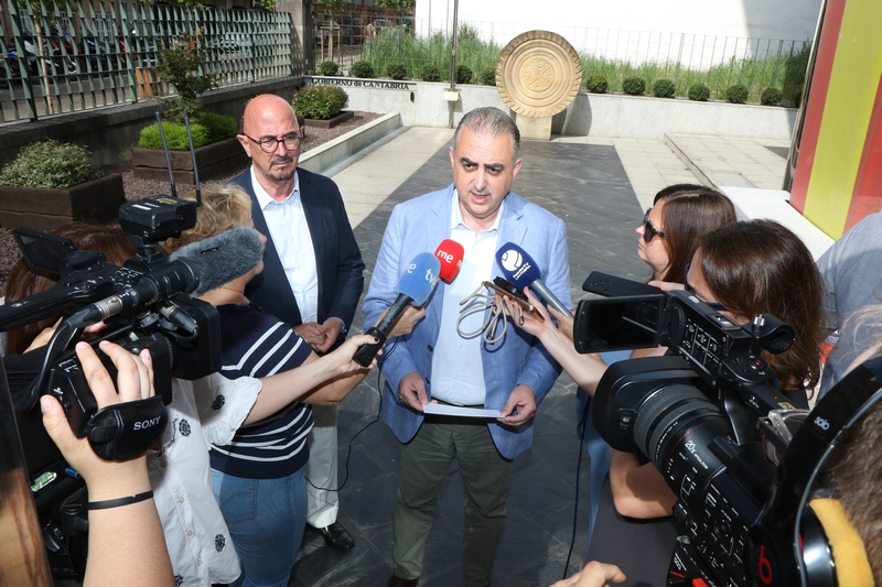 Los consejeros de Roberto Media y César Pascual explican el alcance del decreto, tras concluir la reunión del Consejo de Gobierno (Foto: José Cavia)