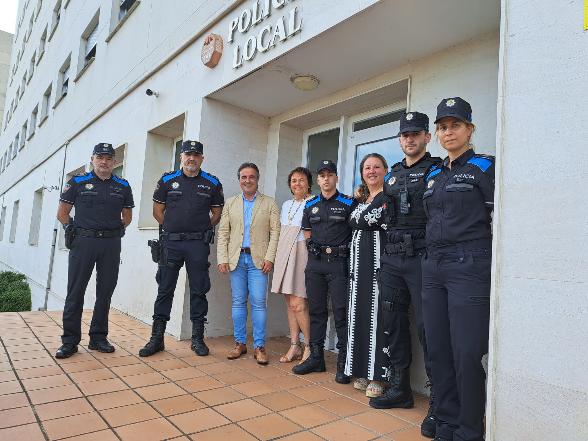 Agentes de la policía local; el alcalde de Camargo, Diego Movellán; la directora general de Salud Pública, Isabel de Frutos y la concejal de Servicios Sociales del Ayuntamiento de Camargo, Silvia del Castillo