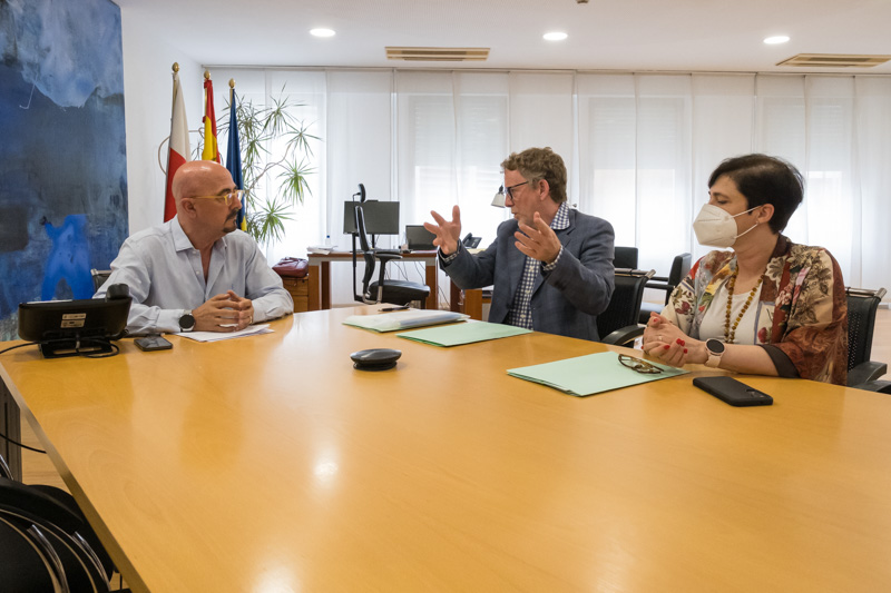 El consejero recibe a miembros de la junta de ACECAN. (Foto: Raúl Lucio).