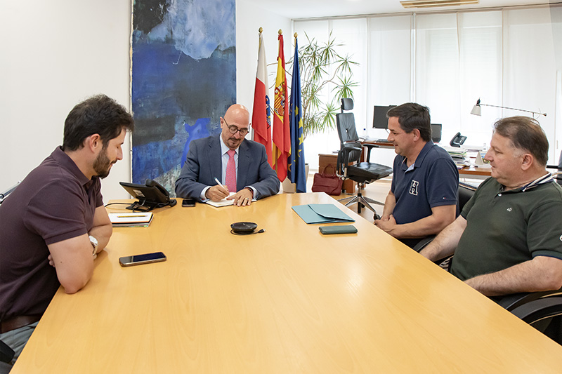 Pascual junto a los responsables del Ayuntamiento de Cieza (Foto: José Cavia)