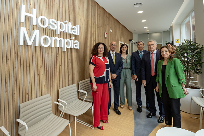 César Pascual, junto al resto de autoridades, durante la inauguración del nuevo centro médico del Hospital Mompía en Santander (Foto: José Cavia)