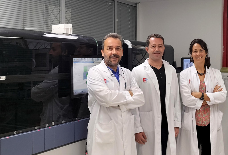 De izquierda a derecha de la imagen, Jose Luis Arroyo, director del Banco de Sangre y Tejidos de Cantabria; Óscar Pello, director técnico UTA; y Sara Vallejo, responsable de producción UTA